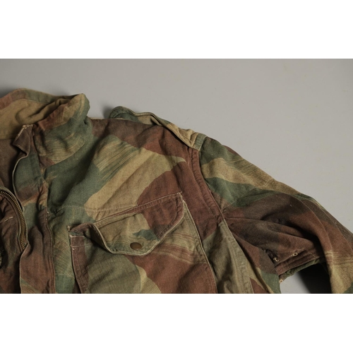 414 - A SECOND WORLD WAR PERIOD DENNISON SMOCK. A Dennison half zip smock with four pocket front and butto... 