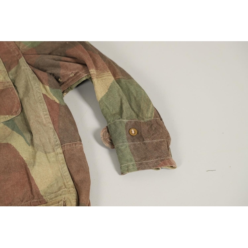 414 - A SECOND WORLD WAR PERIOD DENNISON SMOCK. A Dennison half zip smock with four pocket front and butto... 