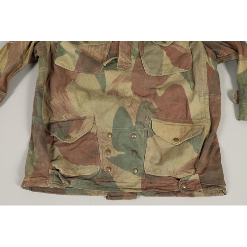 414 - A SECOND WORLD WAR PERIOD DENNISON SMOCK. A Dennison half zip smock with four pocket front and butto... 