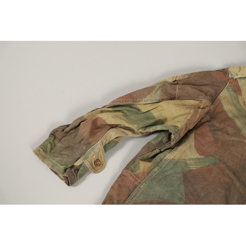 414 - A SECOND WORLD WAR PERIOD DENNISON SMOCK. A Dennison half zip smock with four pocket front and butto... 