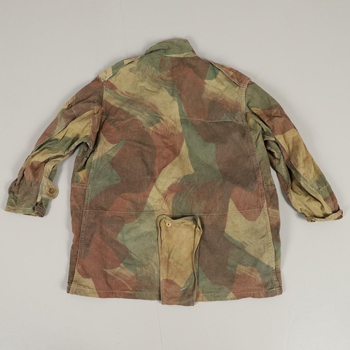 414 - A SECOND WORLD WAR PERIOD DENNISON SMOCK. A Dennison half zip smock with four pocket front and butto... 