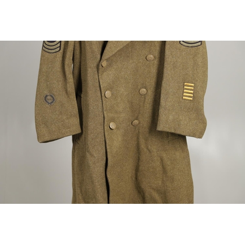 425 - A SECOND WORLD WAR OR LATER AMERICAN UNIFORM GREAT COAT. An American soldier's  uniform great coat w... 