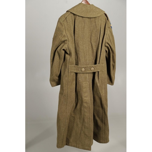 425 - A SECOND WORLD WAR OR LATER AMERICAN UNIFORM GREAT COAT. An American soldier's  uniform great coat w... 