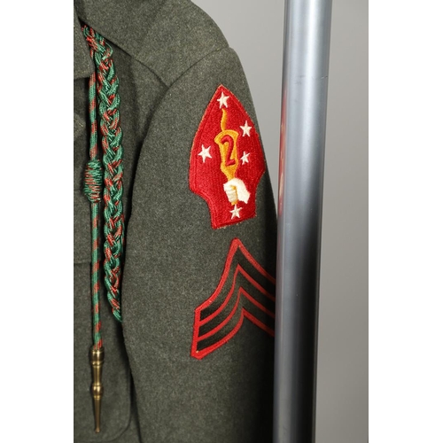 438 - A COLLECTION OF POST SECOND WORLD WAR US MARIE CORPS DRESS UNIFORM. A collection of US Marine Corps ... 