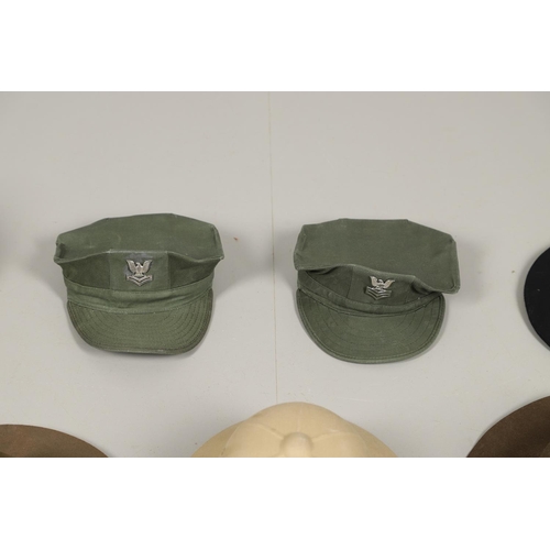 448 - A COLLECTION OF AMERICAN MILITARY HATS TO INCLUDE TWO US NAVY SUN HELMETS. Two US sun helmets, one m... 