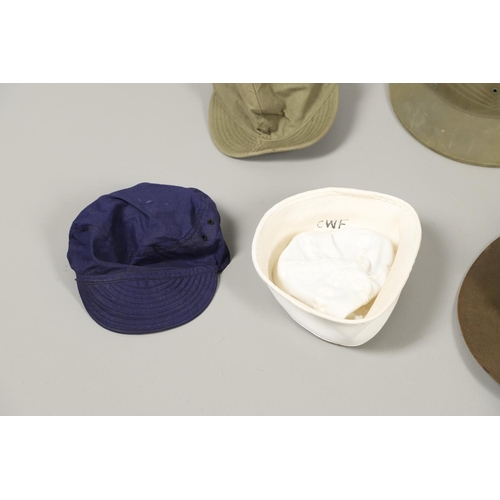 448 - A COLLECTION OF AMERICAN MILITARY HATS TO INCLUDE TWO US NAVY SUN HELMETS. Two US sun helmets, one m... 