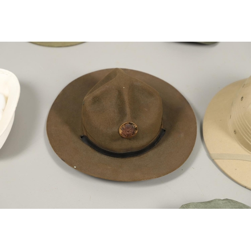 448 - A COLLECTION OF AMERICAN MILITARY HATS TO INCLUDE TWO US NAVY SUN HELMETS. Two US sun helmets, one m... 