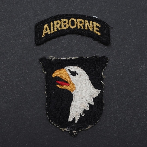 463 - A SECOND WORLD ERA 101ST AIRBORNE SHOULDER PATCH. A two part 101st Airborne shoulder patch with 'Air... 