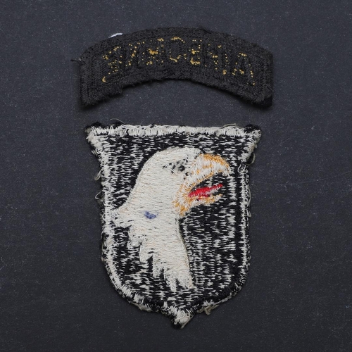 463 - A SECOND WORLD ERA 101ST AIRBORNE SHOULDER PATCH. A two part 101st Airborne shoulder patch with 'Air... 