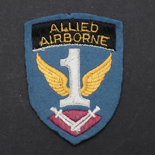 466 - A SECOND WORLD WAR ERA 1ST ALLIED AIRBORNE SHOULDER PATCH. A shield shaped patch with 'Allied Airbor... 