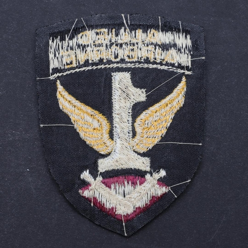 466 - A SECOND WORLD WAR ERA 1ST ALLIED AIRBORNE SHOULDER PATCH. A shield shaped patch with 'Allied Airbor... 