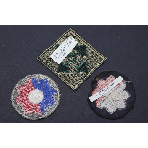 470 - TWO SECOND WORLD WAR 9TH INFANTRY AND A SIMILAR 4TH INFANTRY SHOULDER PATCH. Two Second World War er... 