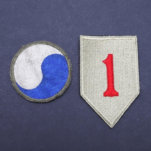 471 - TWO SECOND WORLD WAR AMERICAN ARMY INFANTRY DIVISION SHOULDER PATCHES. Second World War era shoulder... 