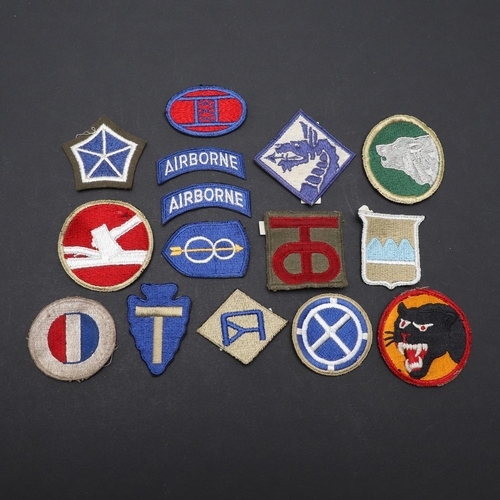 476 - A COLLECTION OF SECOND WORLD WAR ERA AMERICAN UNIFORM SHOULDER PATCHES. A collection of shoulder pat... 