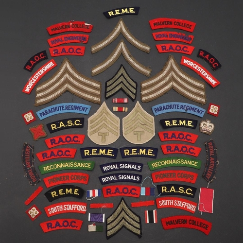 477 - A COLLECTION OF SECOND WORLD WAR AND SIMILAR CLOTH PATCHES AND RANK INSIGNIA. Shoulder titles for 'M... 