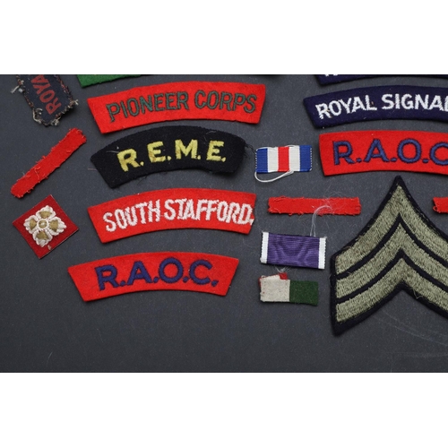 477 - A COLLECTION OF SECOND WORLD WAR AND SIMILAR CLOTH PATCHES AND RANK INSIGNIA. Shoulder titles for 'M... 