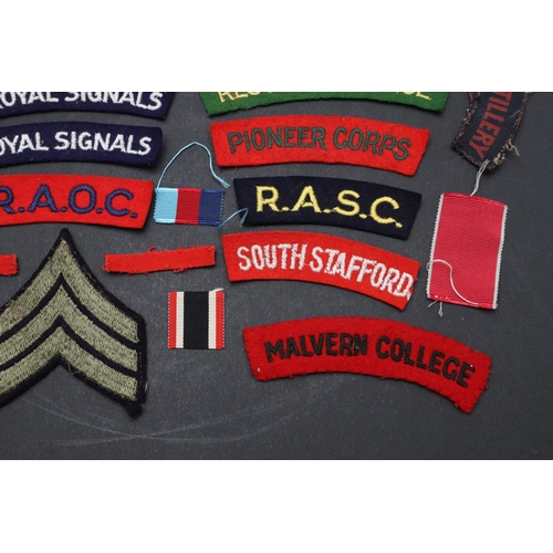 477 - A COLLECTION OF SECOND WORLD WAR AND SIMILAR CLOTH PATCHES AND RANK INSIGNIA. Shoulder titles for 'M... 