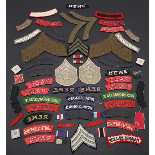 477 - A COLLECTION OF SECOND WORLD WAR AND SIMILAR CLOTH PATCHES AND RANK INSIGNIA. Shoulder titles for 'M... 