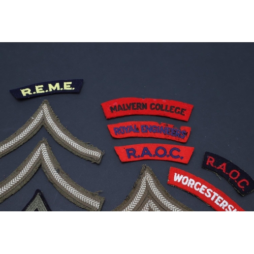 477 - A COLLECTION OF SECOND WORLD WAR AND SIMILAR CLOTH PATCHES AND RANK INSIGNIA. Shoulder titles for 'M... 