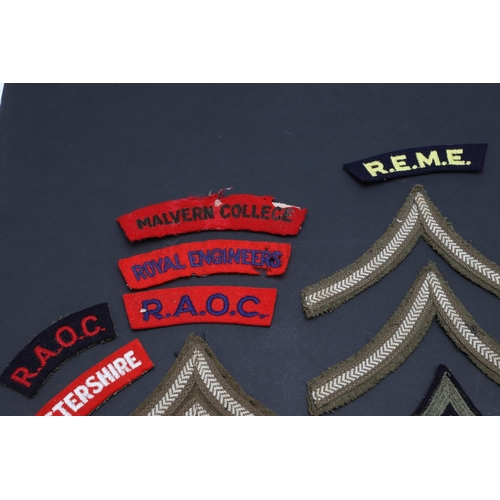 477 - A COLLECTION OF SECOND WORLD WAR AND SIMILAR CLOTH PATCHES AND RANK INSIGNIA. Shoulder titles for 'M... 