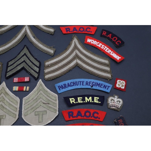 477 - A COLLECTION OF SECOND WORLD WAR AND SIMILAR CLOTH PATCHES AND RANK INSIGNIA. Shoulder titles for 'M... 