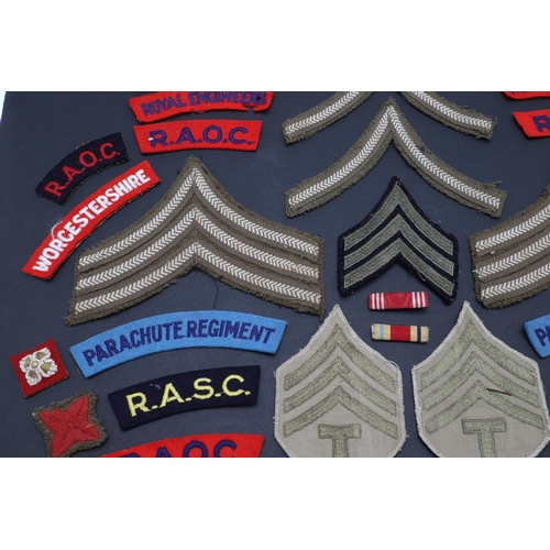 477 - A COLLECTION OF SECOND WORLD WAR AND SIMILAR CLOTH PATCHES AND RANK INSIGNIA. Shoulder titles for 'M... 