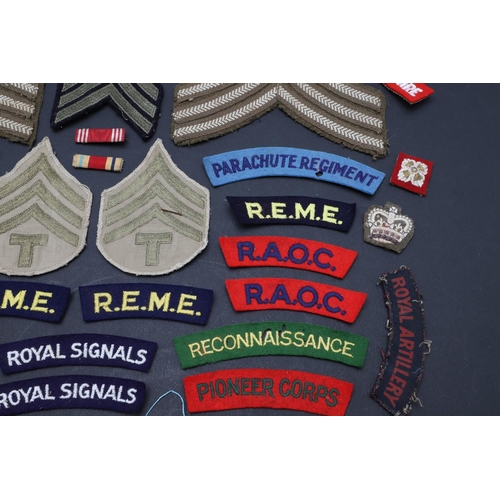 477 - A COLLECTION OF SECOND WORLD WAR AND SIMILAR CLOTH PATCHES AND RANK INSIGNIA. Shoulder titles for 'M... 