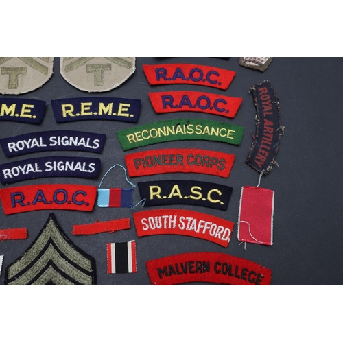 477 - A COLLECTION OF SECOND WORLD WAR AND SIMILAR CLOTH PATCHES AND RANK INSIGNIA. Shoulder titles for 'M... 