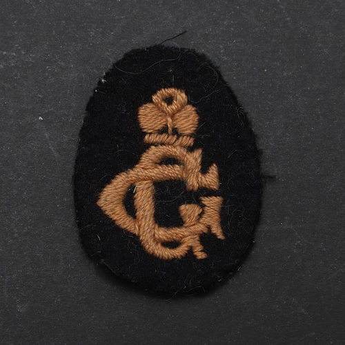 482 - AN EARLY 20TH CENTURY GIRL GUIDES CADET FELT HAT BADGE. A felt hat badge with a clover leaf over a c... 