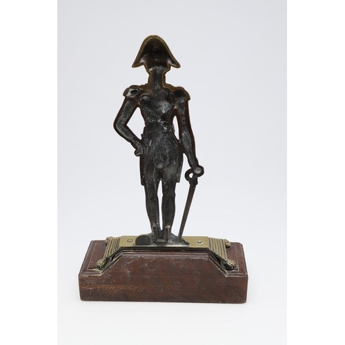 484 - A FINE 19TH CENTURY BRASS DOOR STOP IN THE FORM OF ADMIRAL LORD NELSON. A large brass doorstop in th... 