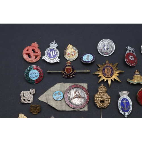 502 - A LARGE COLLECTION OF MILITARY AND SIMILAR THEMED ENAMEL AND OTHER PIN BADGES. A large collection of... 