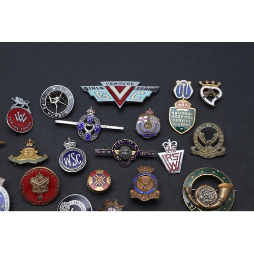 502 - A LARGE COLLECTION OF MILITARY AND SIMILAR THEMED ENAMEL AND OTHER PIN BADGES. A large collection of... 