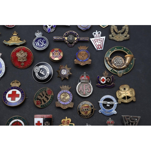 502 - A LARGE COLLECTION OF MILITARY AND SIMILAR THEMED ENAMEL AND OTHER PIN BADGES. A large collection of... 