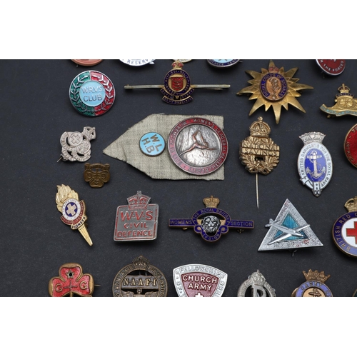 502 - A LARGE COLLECTION OF MILITARY AND SIMILAR THEMED ENAMEL AND OTHER PIN BADGES. A large collection of... 