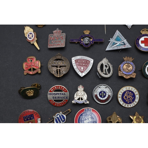 502 - A LARGE COLLECTION OF MILITARY AND SIMILAR THEMED ENAMEL AND OTHER PIN BADGES. A large collection of... 