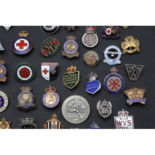 502 - A LARGE COLLECTION OF MILITARY AND SIMILAR THEMED ENAMEL AND OTHER PIN BADGES. A large collection of... 