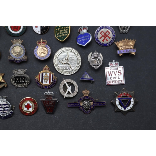 502 - A LARGE COLLECTION OF MILITARY AND SIMILAR THEMED ENAMEL AND OTHER PIN BADGES. A large collection of... 