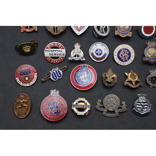 502 - A LARGE COLLECTION OF MILITARY AND SIMILAR THEMED ENAMEL AND OTHER PIN BADGES. A large collection of... 