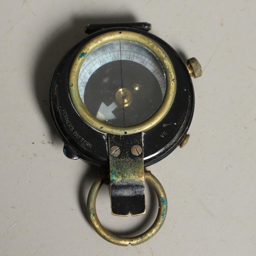 522 - A FIRST WORLD WAR COMPASS, CLINOMETER AND OTHER ITEMS. A First World War compass dated 1915 with Gov... 