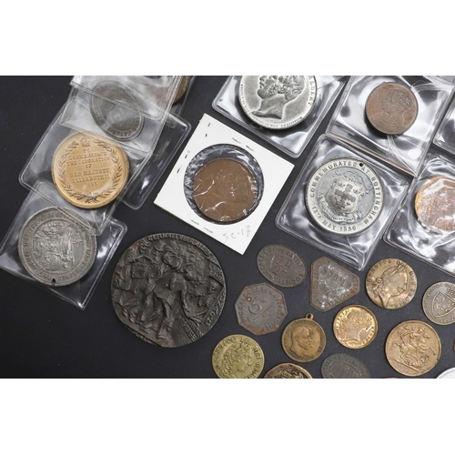 564 - A COLLECTION OF HISTORIC MEDALS TO INCLUDE A GEORGE IV CORONATION MEDAL. A collection of white metal... 