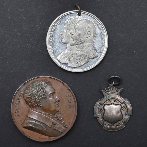 565 - A VICTORIAN COPPER MEDAL COMMEMORATING C.JACQUES FOX AND A COLLECTION OF SIMILAR ITEMS. A copper med... 