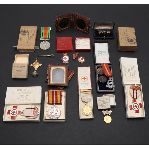 620 - A COLLECTION OF SECOND WORLD WAR AND NURSING MEDALS TO THE PASMORE FAMILY. A Collection of First Wor... 