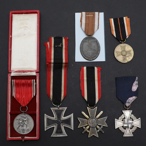 630 - A SMALL COLLECTION OF SECOND WORLD WAR GERMAN MEDALS. Second World War German Medals: A West Walls M... 