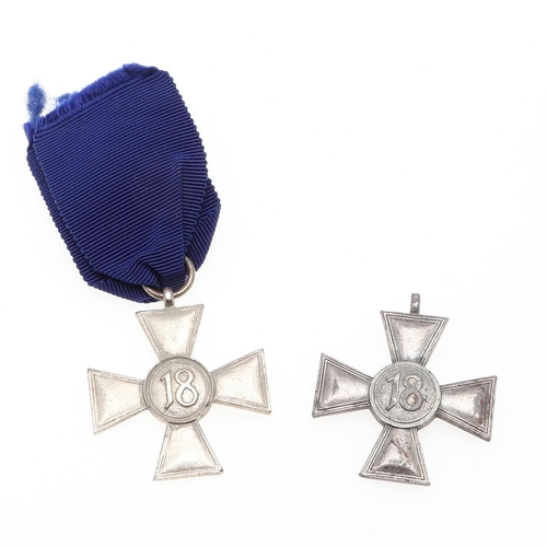 634 - A SECOND WORLD WAR WERMACHT 18 YEAR LONG SERVICE CROSS. A Wermacht 18 year silver long service cross... 