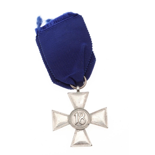 634 - A SECOND WORLD WAR WERMACHT 18 YEAR LONG SERVICE CROSS. A Wermacht 18 year silver long service cross... 