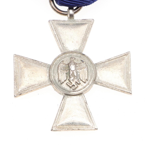 634 - A SECOND WORLD WAR WERMACHT 18 YEAR LONG SERVICE CROSS. A Wermacht 18 year silver long service cross... 