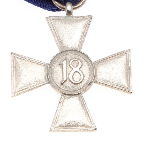 634 - A SECOND WORLD WAR WERMACHT 18 YEAR LONG SERVICE CROSS. A Wermacht 18 year silver long service cross... 