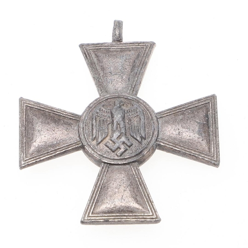 634 - A SECOND WORLD WAR WERMACHT 18 YEAR LONG SERVICE CROSS. A Wermacht 18 year silver long service cross... 