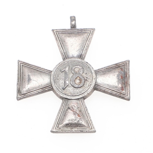 634 - A SECOND WORLD WAR WERMACHT 18 YEAR LONG SERVICE CROSS. A Wermacht 18 year silver long service cross... 