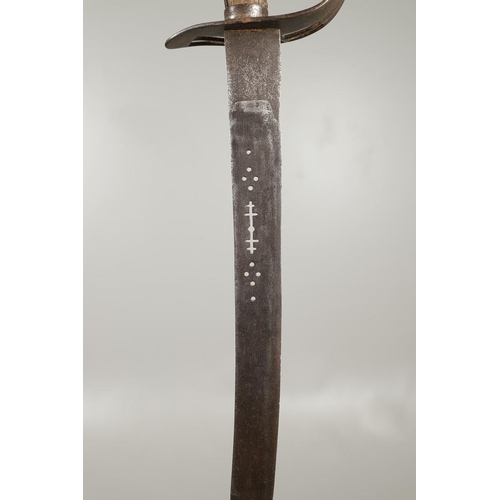 64 - AN UNUSUAL LATE 18TH CENTURY BRITISH OFFICERS SWORD. With a 60cm curved single edged blade with a cl... 